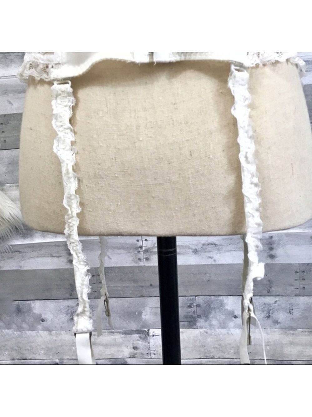White ruffle & lace corset - Picture 6 of 8